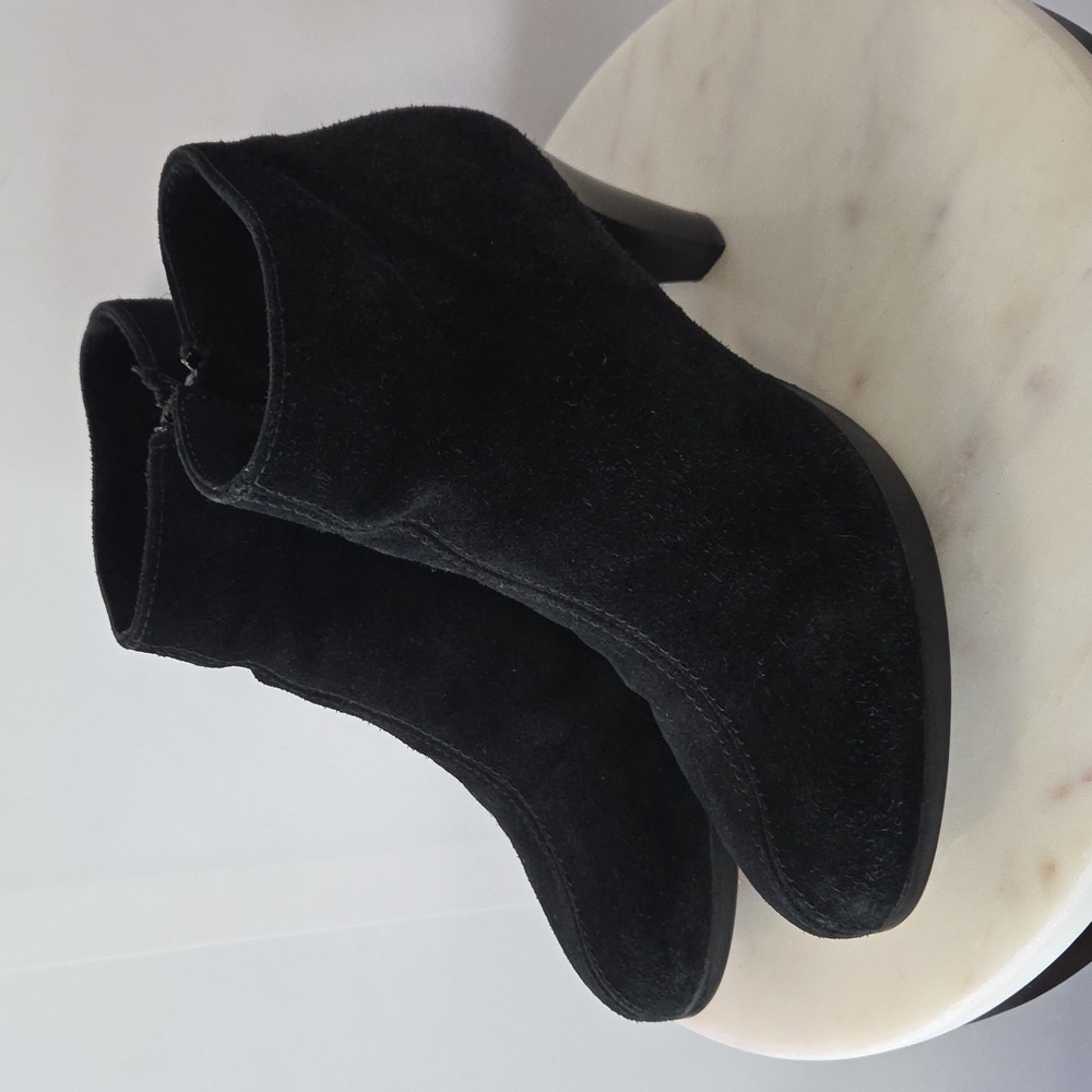 La CANADIENNE Black Suede Ankle Booties Waterproof Size 6